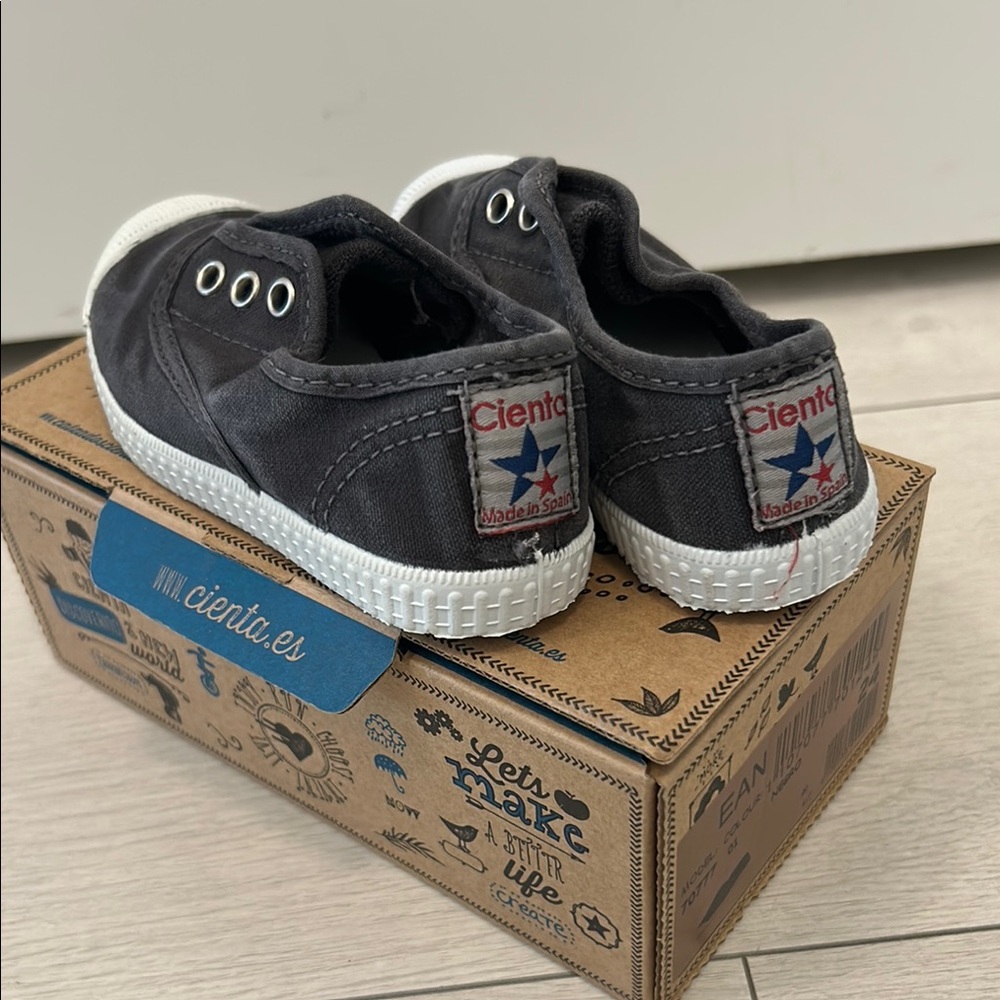 Cienta Black and White Sneakers Classic Canvas Design